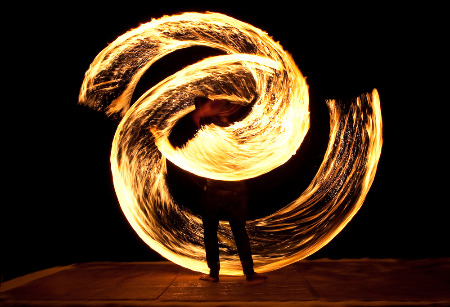 Un spectacle de cracheur de feu : est-ce vraiment mieux qu’un numéro de jonglerie ?