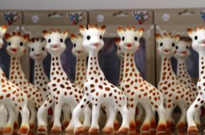 US-ENTERTAINMENT-SOPHIE-THE-GIRAFFE