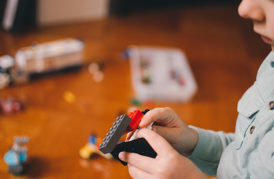 Les premiers gestes de parents vers l’autonomie de votre enfant