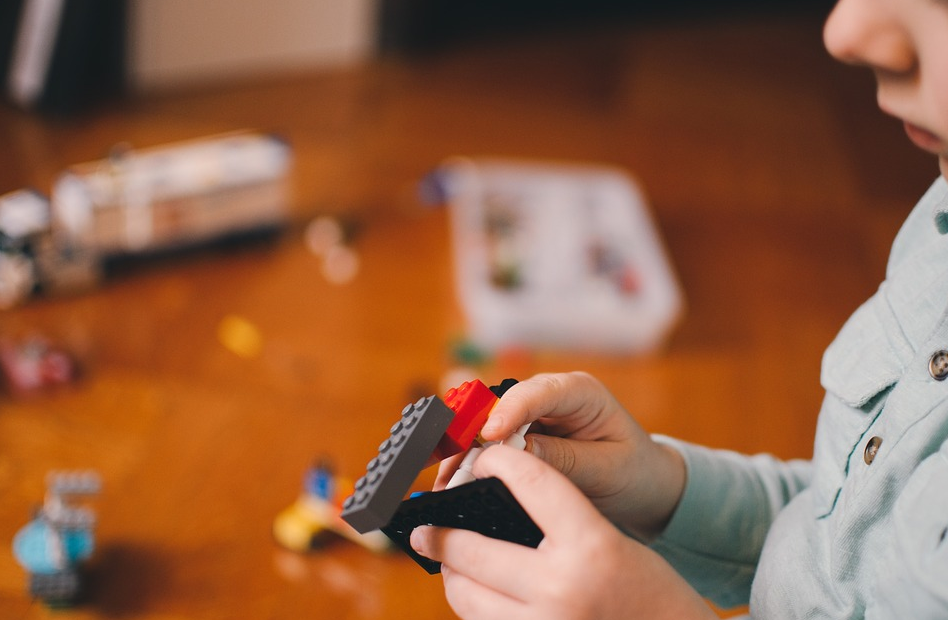 Les premiers gestes  de parents vers l’autonomie de votre enfant