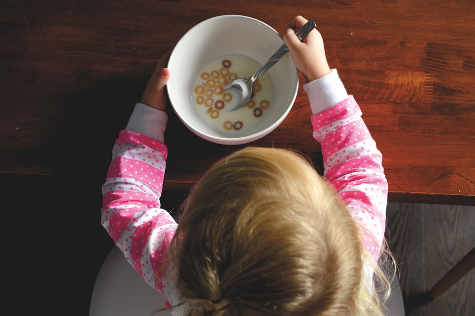 Garder des enfants à domicile : comment les parents choisissent les intervenants ?