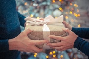 Comment trouver un cadeau original à offrir à un proche